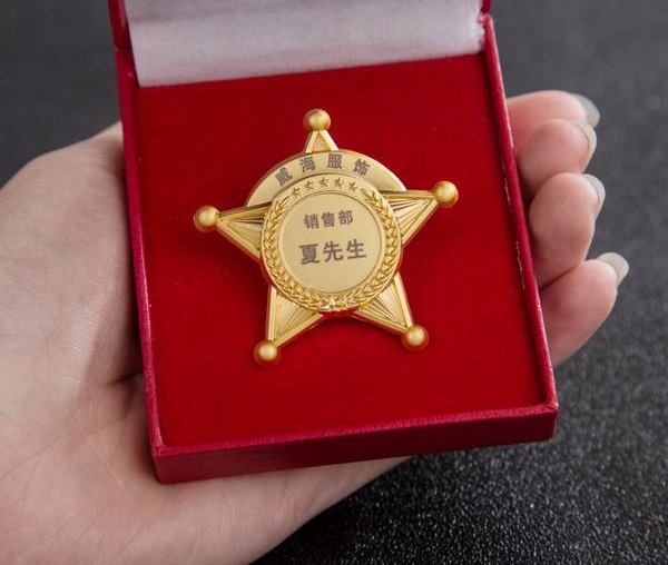 在單位服務(wù)崗滿三年五年十年以上的優(yōu)秀員送什么紀(jì)念品好？